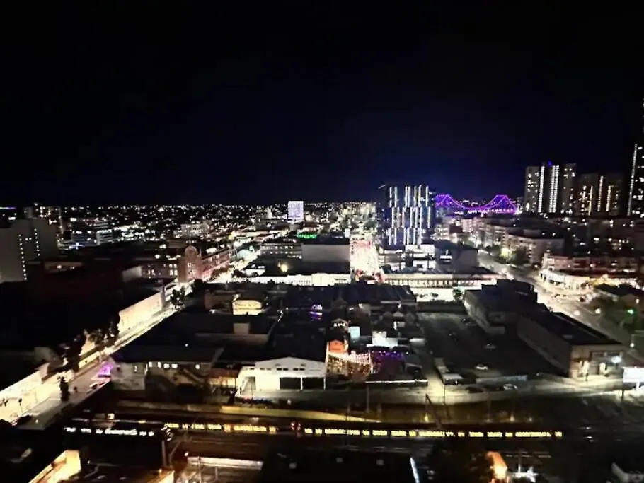 Valley Gem - City View 1 Bedroom Apartment At Fv Peppers Brisbane
